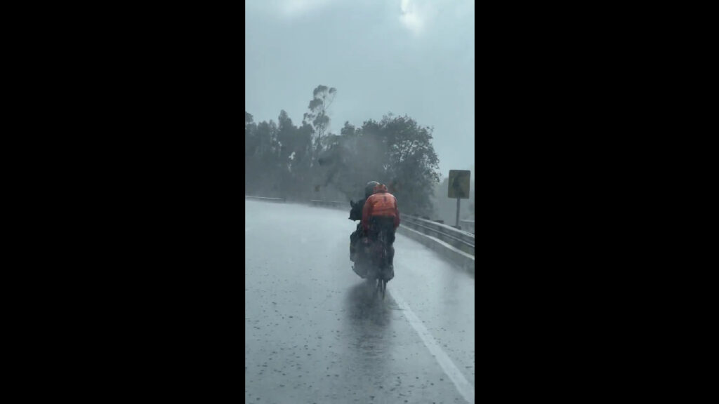 Egan rodando bajo lluvia