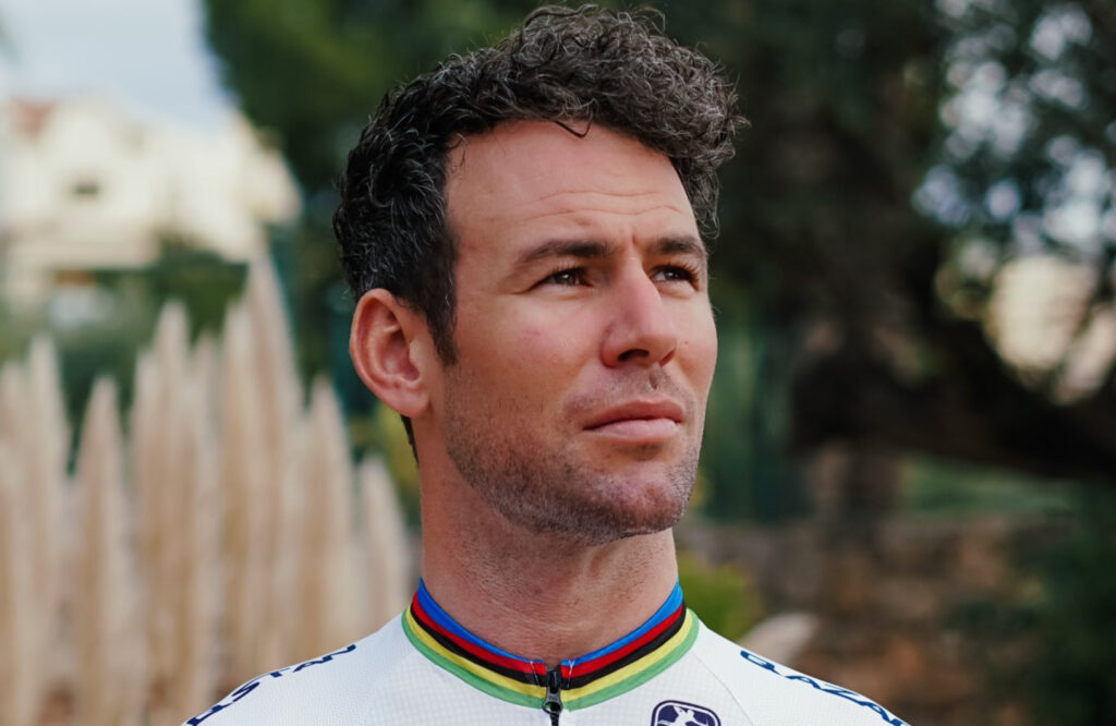 Cavendish mirando a un lado