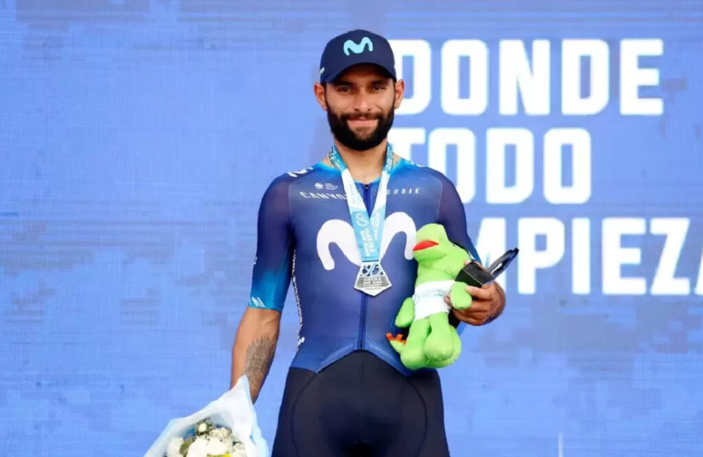 Gaviria con fajo de rosas