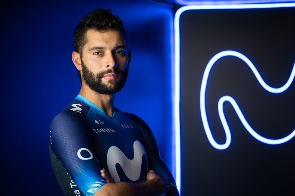 Fernando Gaviria con la M atrás