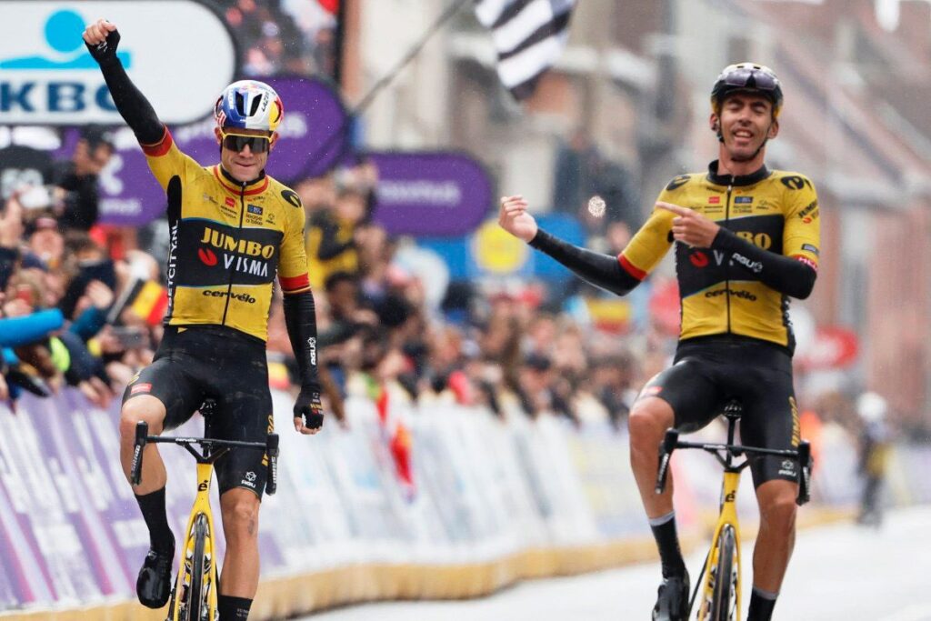 Wout Van Aert con Laporte saludando