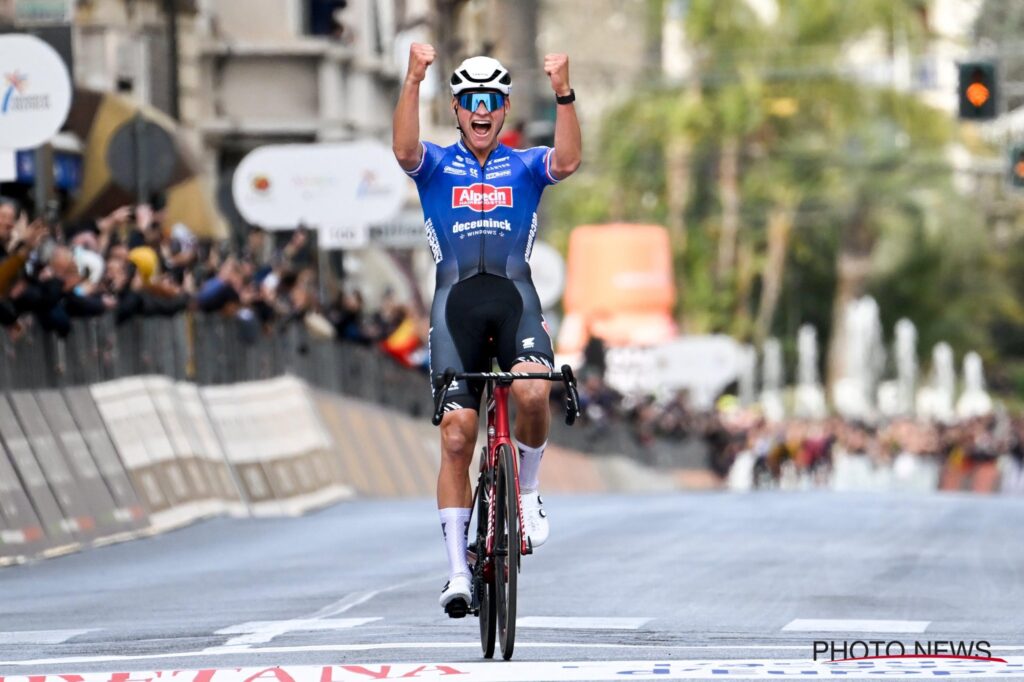 Mathieu Van der Poel celebrando con bici