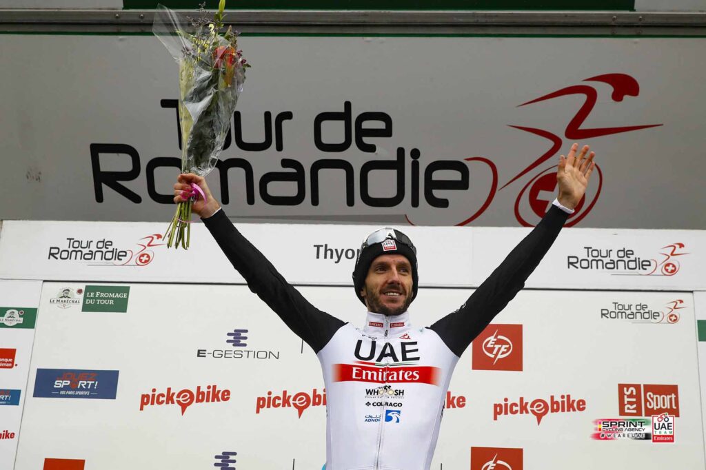 Adam Yates con rosas