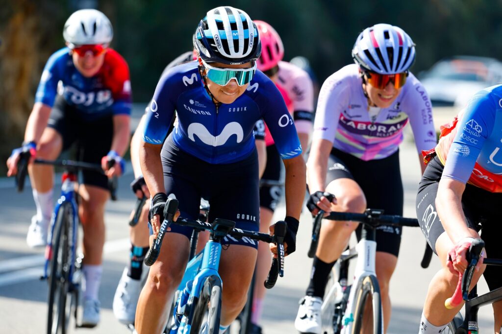 Paula Patiño al frente del pelotón