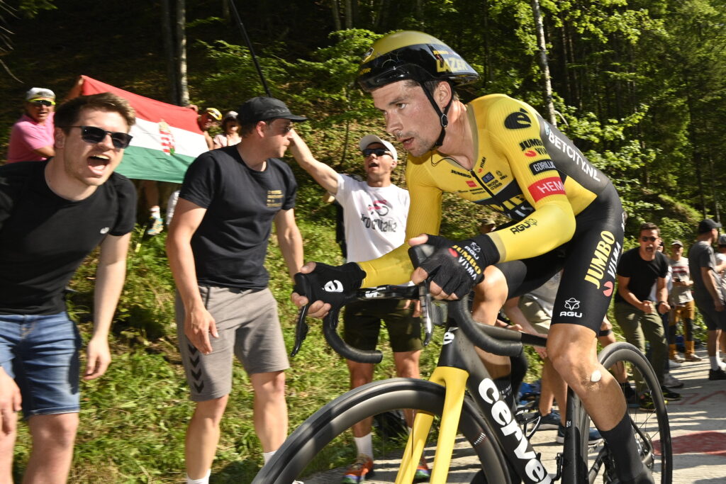 Primoz Roglic junto a sus seguidores