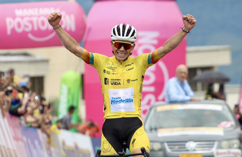 Superman López en meta ganando Colombia