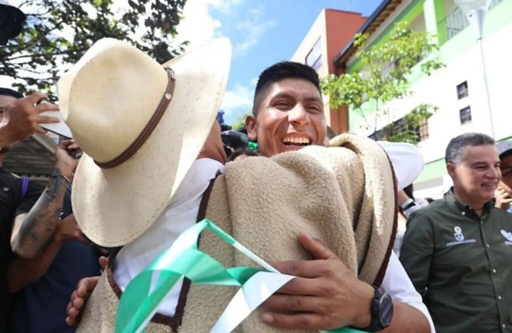 Nairo Quintana abrazando a un campesino.