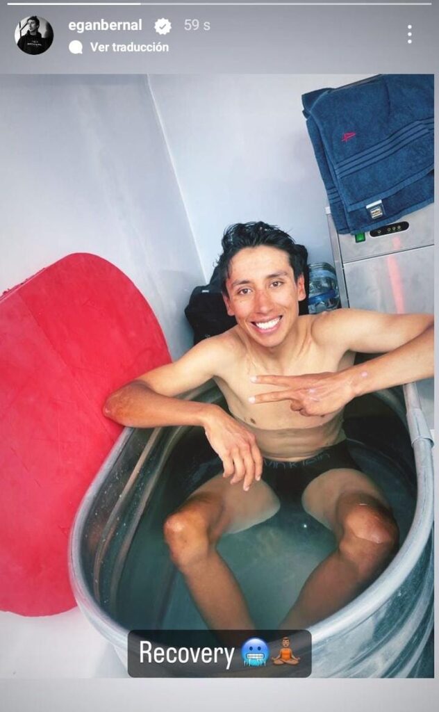 Egan Bernal posando para la cámara en una tina