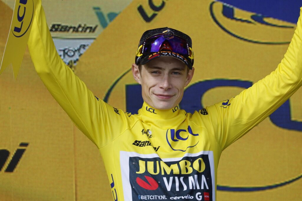 Jonas Vingegaard sube los brazos