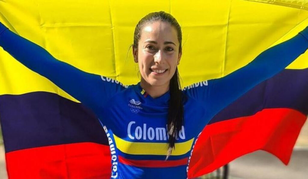 Mariana Pajón con bandera de Colombia