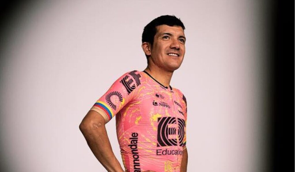Richard Carapaz mirando al horizonte