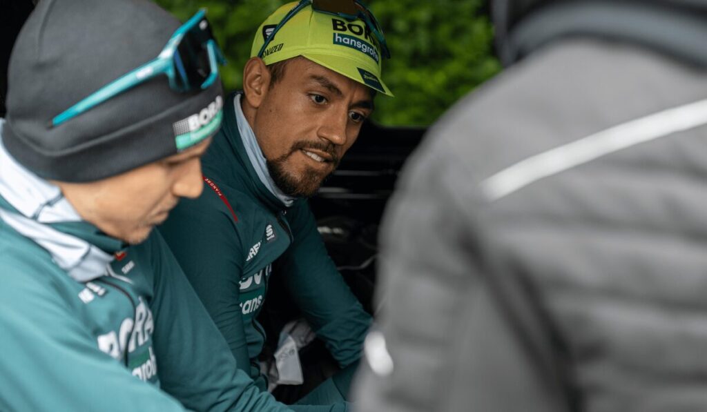 Daniel Martínez en carro Bora
