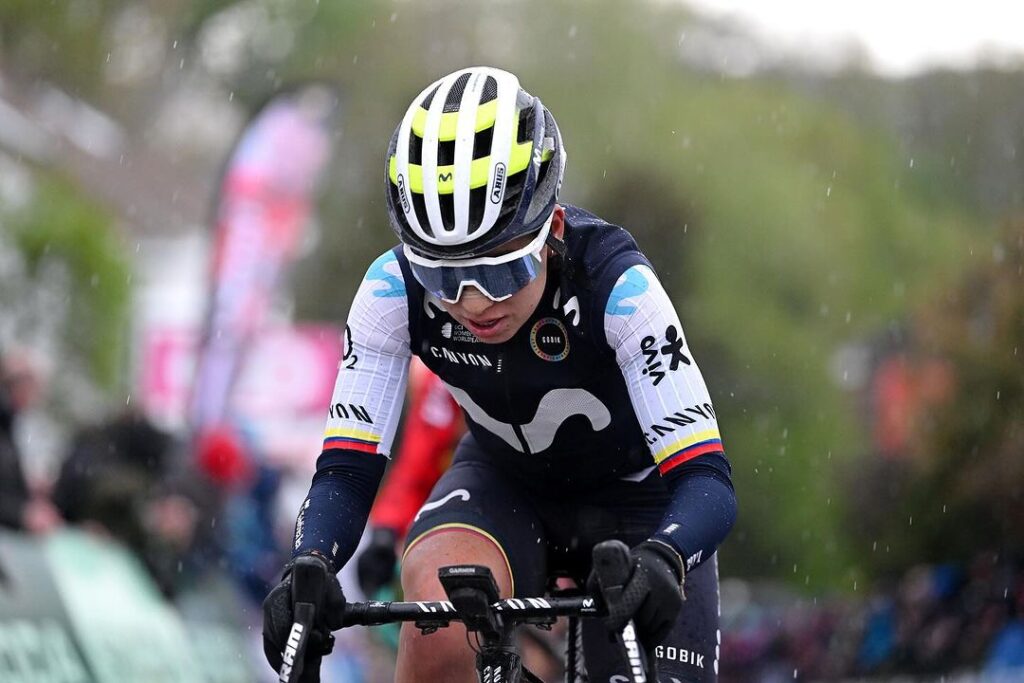 Paula Patiña con casco