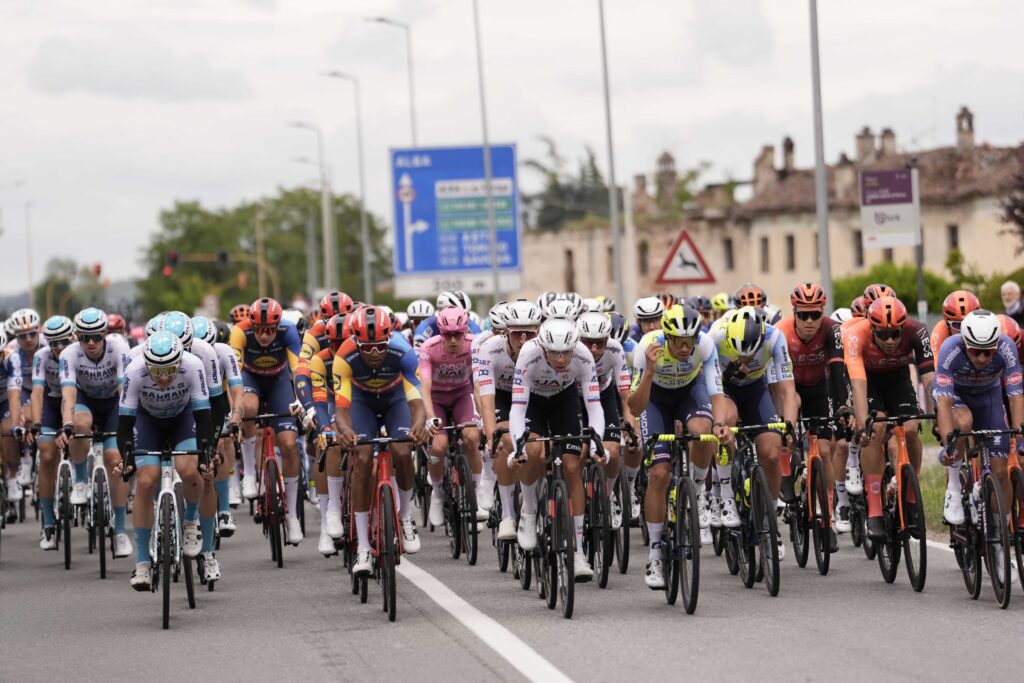 Pelotón en el Giro etapa 3