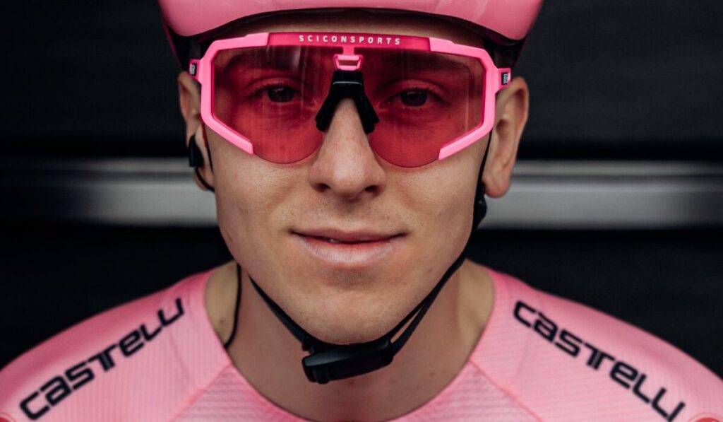 Maglia Rosa y gafas Tadej Pogacar
