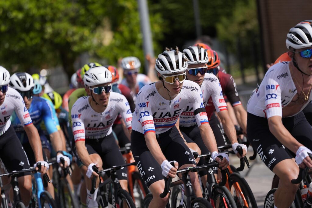 Tadej Pogacar junto a UAE en Giro 2024