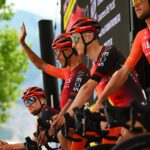 Egan Bernal con Tom Pidcock al lado
