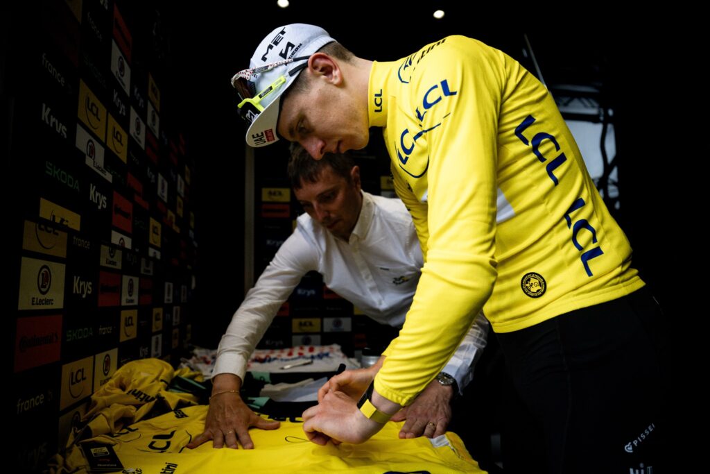 Tadej Pogacar firmando camisetas