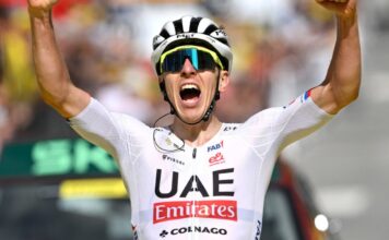Tadej Pogacar golpea el Tour de Francia 2026 en etapa 10 Tadej Pogacar celebrando