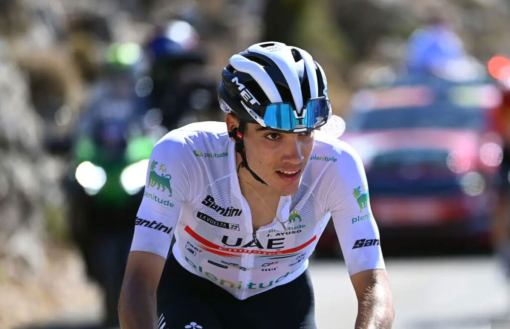 Juan Ayuso mirando al frente