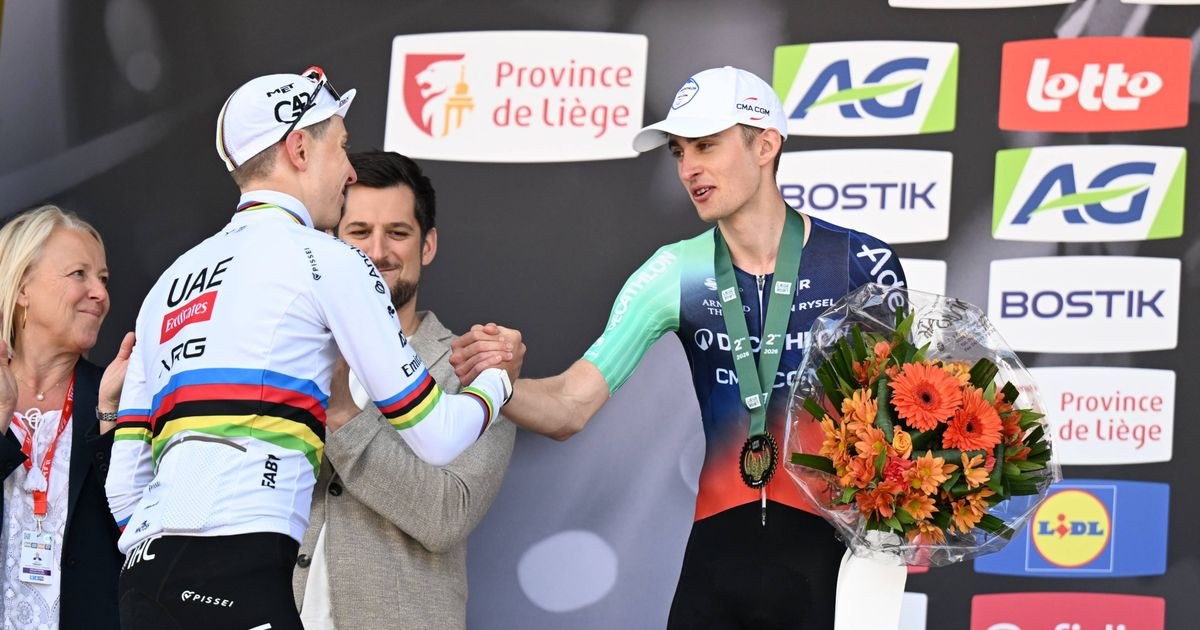 Tour 2026: agente de Pogacar enfría contrato récord de Seixas Paul Seixas y Tadej Pogacar en un podio antes del Tour de Francia 2026