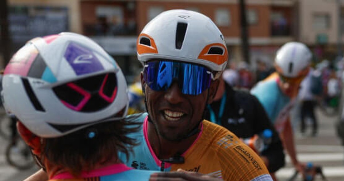 Biniam Girmay carga con el sueño del NSN en el Tour 2026 Biniam Girmay con el NSN Cycling Team antes del Tour de Francia 2026