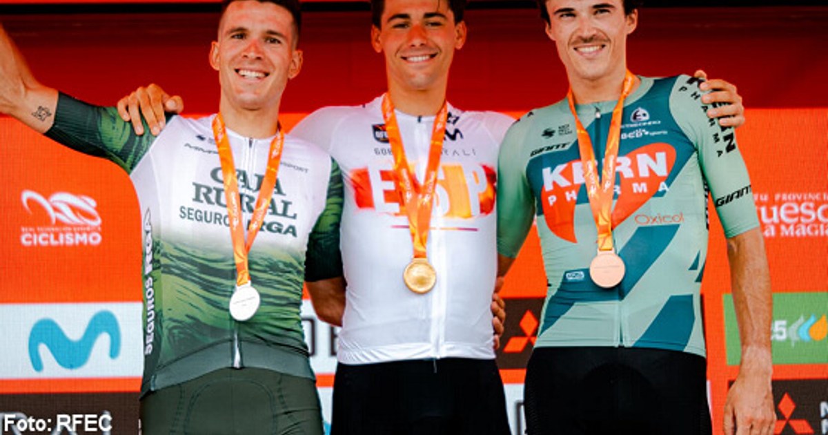 Marcel Camprubí toca techo en España con su primer golpe Marcel Camprubí en el podio del Campeonato de España de ruta 2026