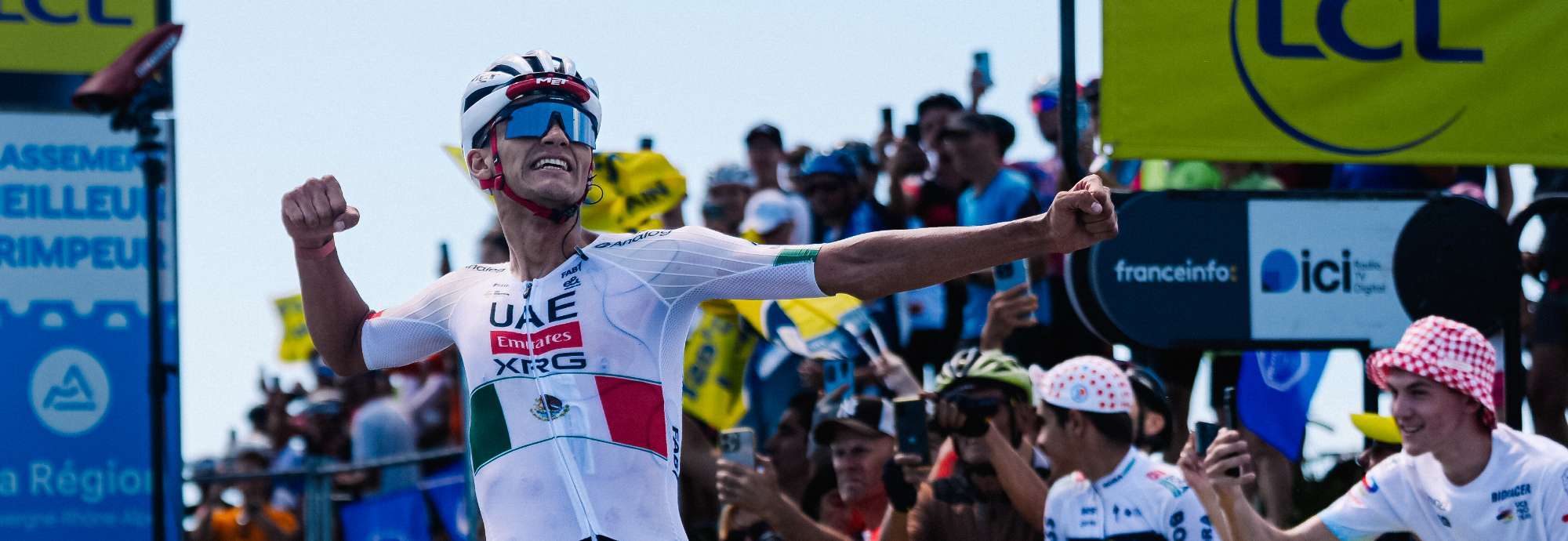 Isaac del Toro gana en el Grand Colombier y sacude el Tour Auvergne – Rhône-Alpes Isaac del Toro celebra su victoria en el Grand Colombier
