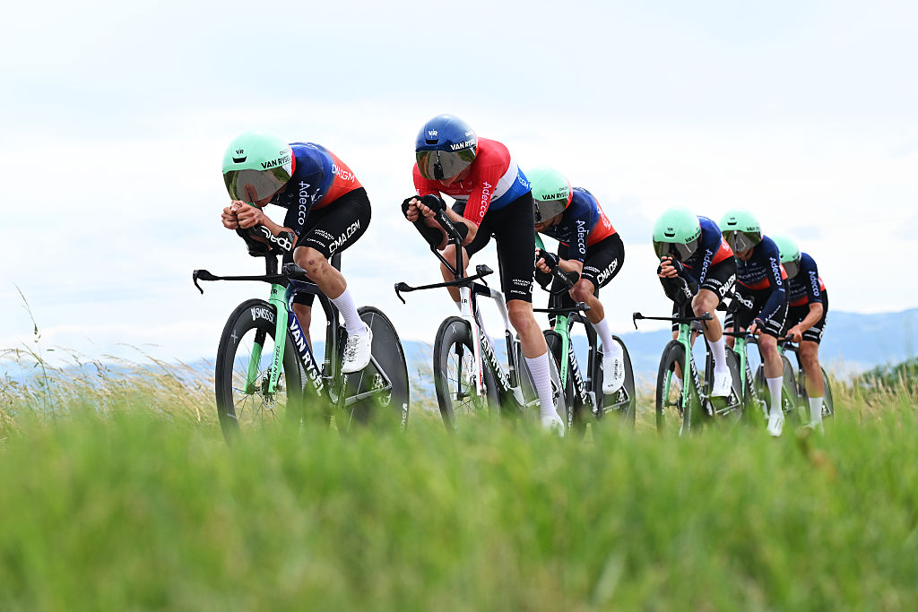 Decathlon CMA CGM durante la crono por equipos del Tour Auvergne Rhône-Alpes 2026