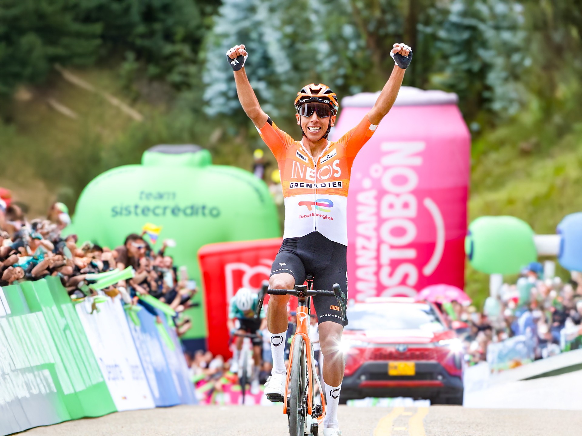 Egan Bernal celebrando como campeón nacional colombiano en 2026