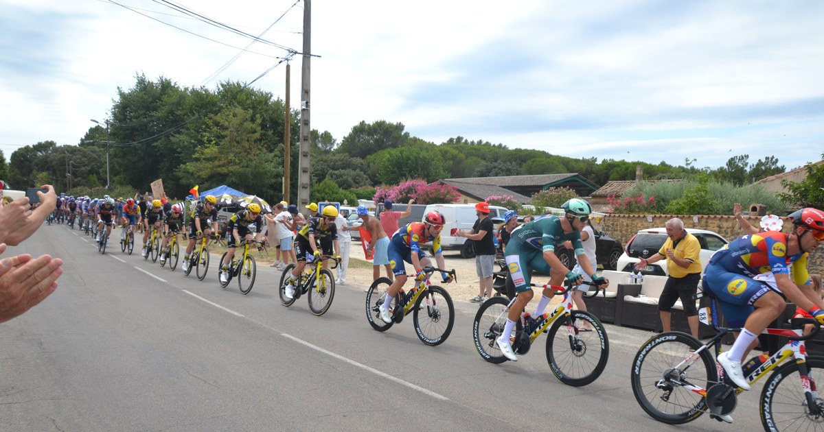 ¿Qué es quedar fuera de control en el Tour 2026? Pelotón del Tour de Francia en una etapa de carretera donde aplica el tiempo límite