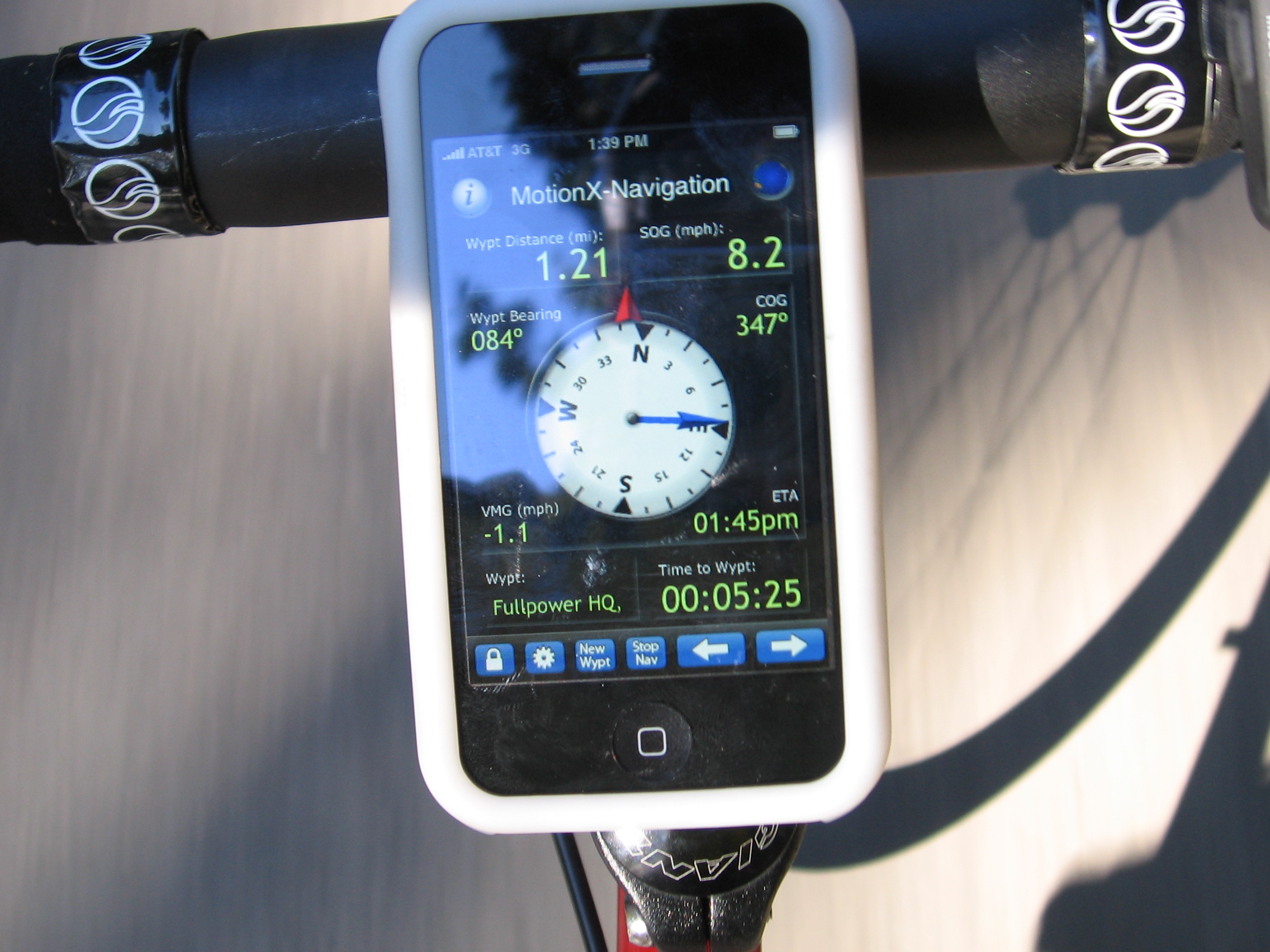 GPS montado en una bicicleta para navegación y datos