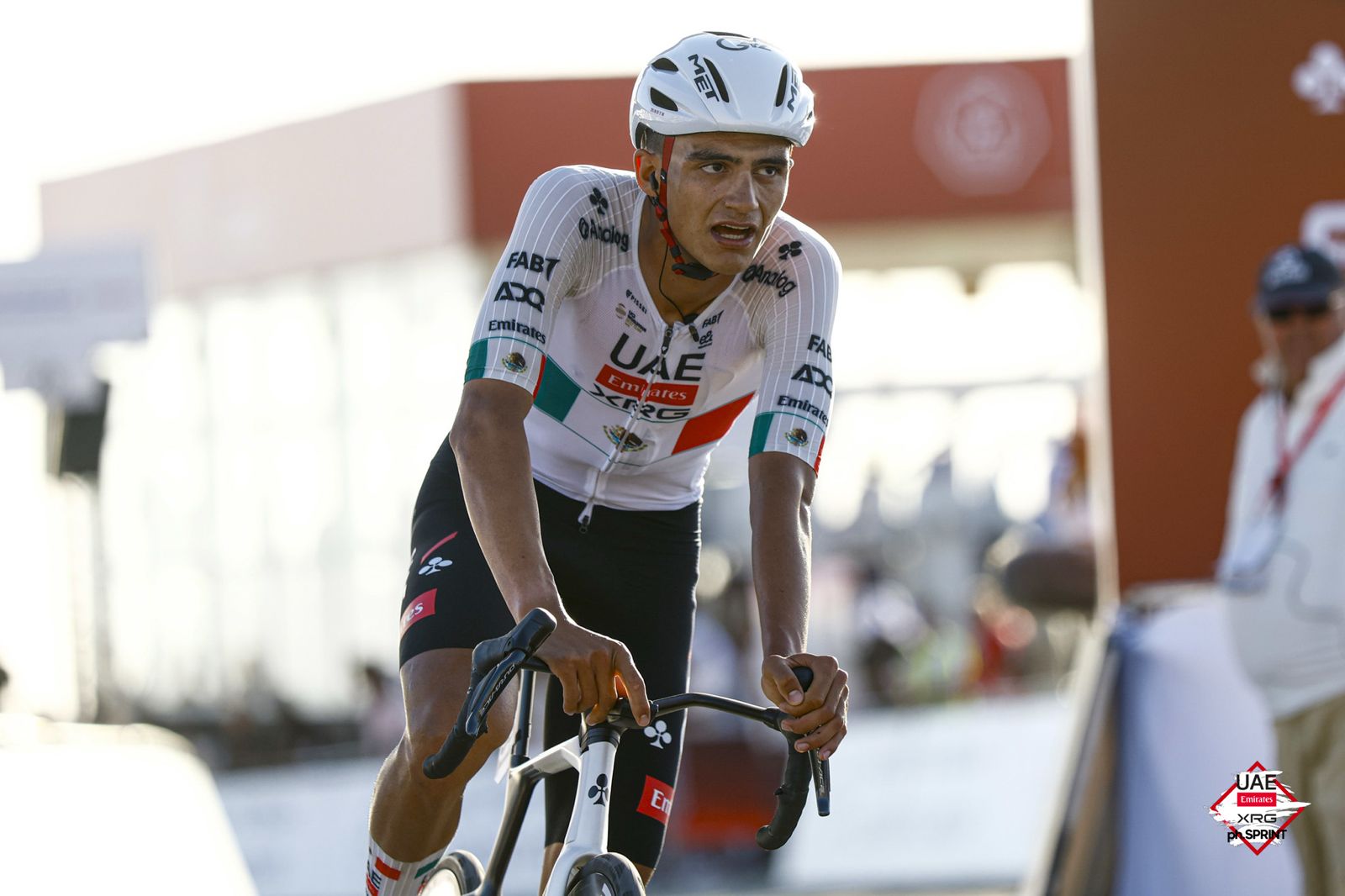 Isaac del Toro superó la etapa 4 del Tour Auvergne – Rhône-Alpes sin perder terreno clave Isaac del Toro compite con el uniforme de campeón mexicano de ruta