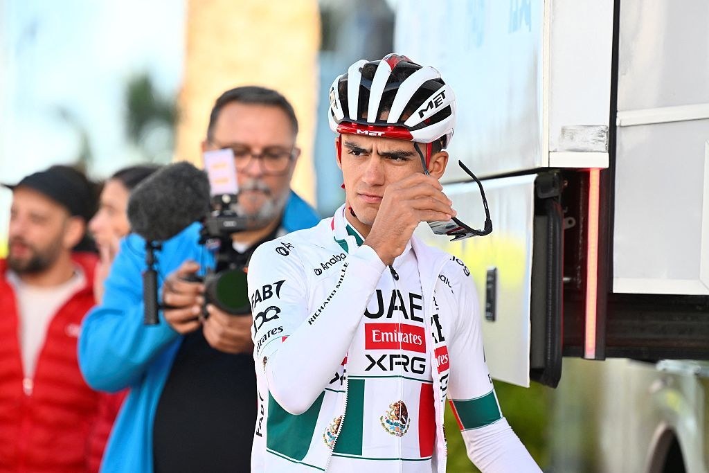 Así se entrena Isaac Del Toro para el Tour de Francia 2026 Isaac Del Toro antes de una sesión de entrenamiento con UAE Team Emirates-XRG