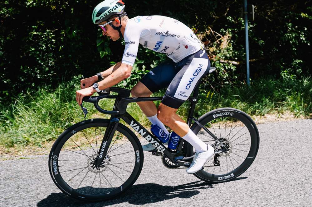 Así les fue a los latinoamericanos en la etapa 7 del Tour Auvergne – Rhône-Alpes Isaac del Toro durante la etapa 7 del Tour Auvergne - Rhône-Alpes 2026
