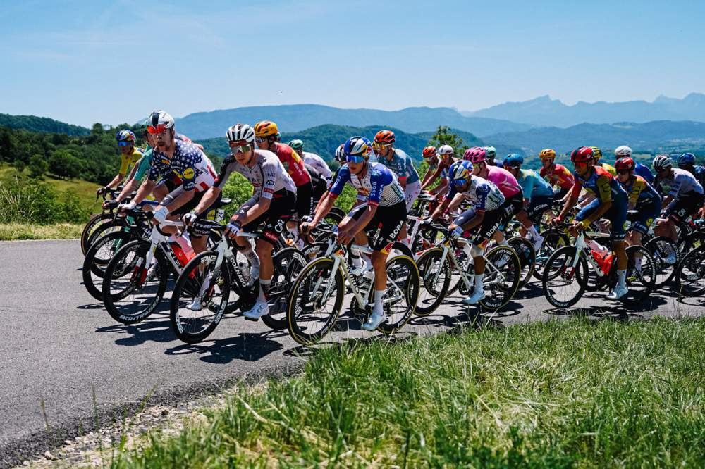 Isaac del Toro con el maillot distintivo tras la etapa 7 del Tour Auvergne - Rhône-Alpes
