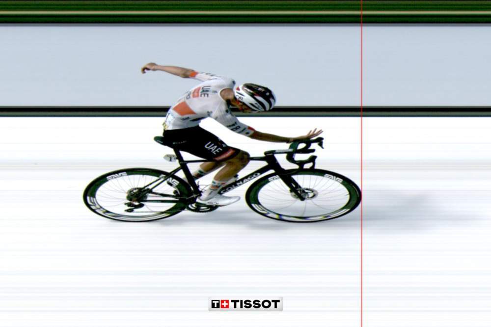 Isaac del Toro revive su candidatura con una victoria gigante en el Grand Colombier Isaac del Toro cruza la meta en el Grand Colombier