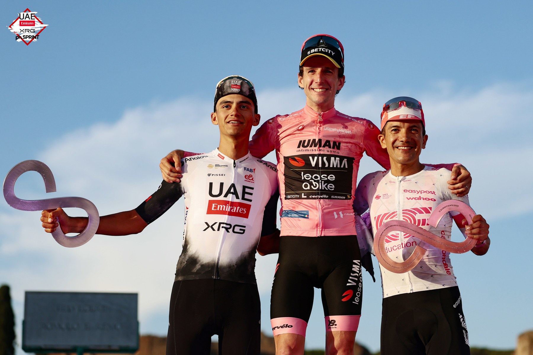 Isaac Del Toro en el podio del Giro de Italia 2025
