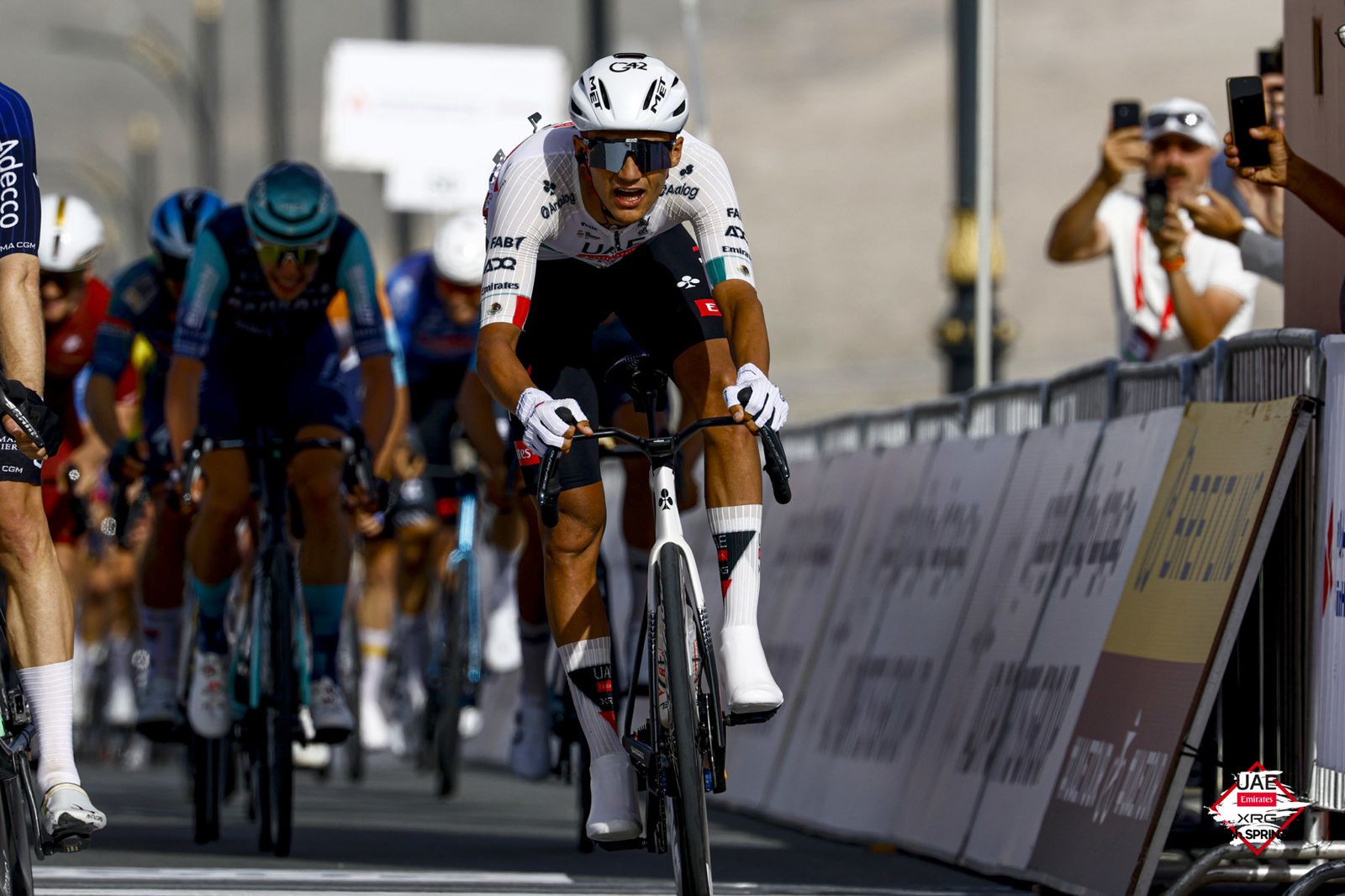 Isaac Del Toro se sostiene en el podio mundial: el dato UCI que confirma su salto Isaac Del Toro compitiendo con UAE Team Emirates-XRG en 2026