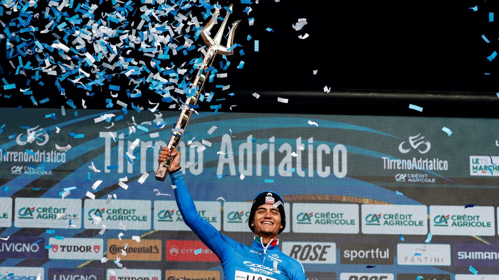 Isaac Del Toro celebra con UAE Team Emirates XRG en 2026 antes del Tour de Francia