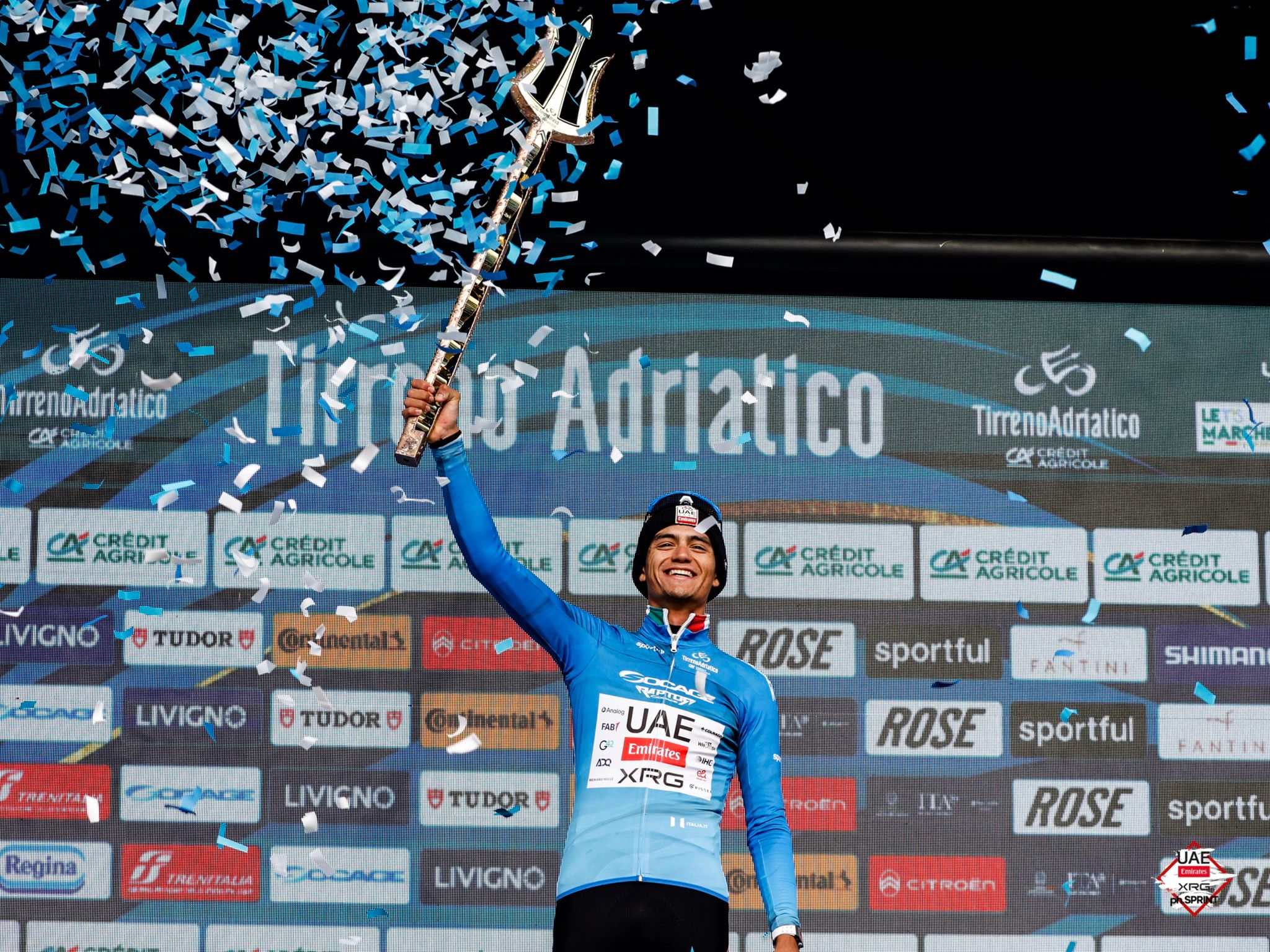 Isaac Del Toro celebrando un título con UAE Team Emirates-XRG