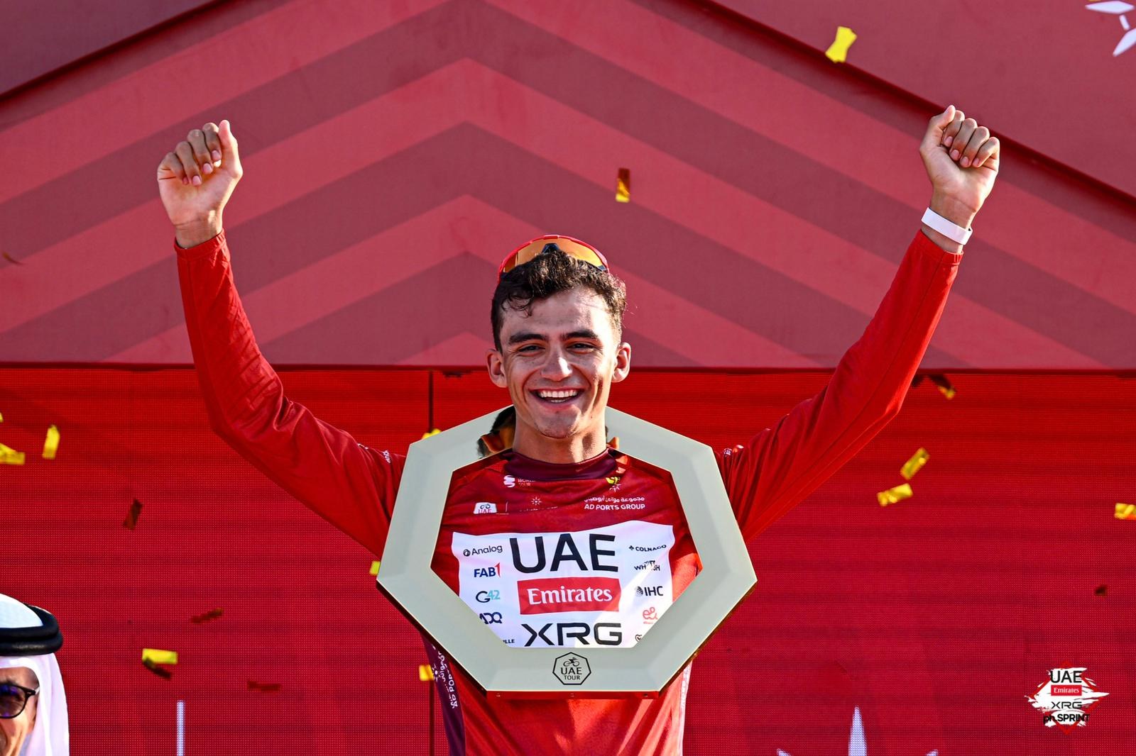 Isaac Del Toro: esta es la cantidad de títulos que lleva en su carrera Isaac Del Toro celebrando con UAE Team Emirates-XRG