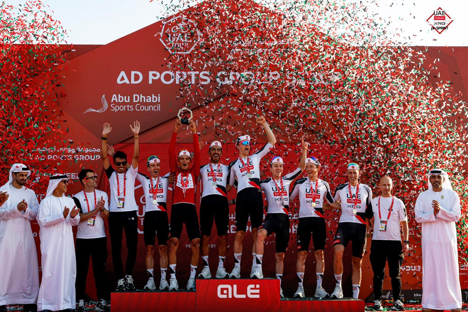 Isaac Del Toro celebrando con UAE Team Emirates-XRG