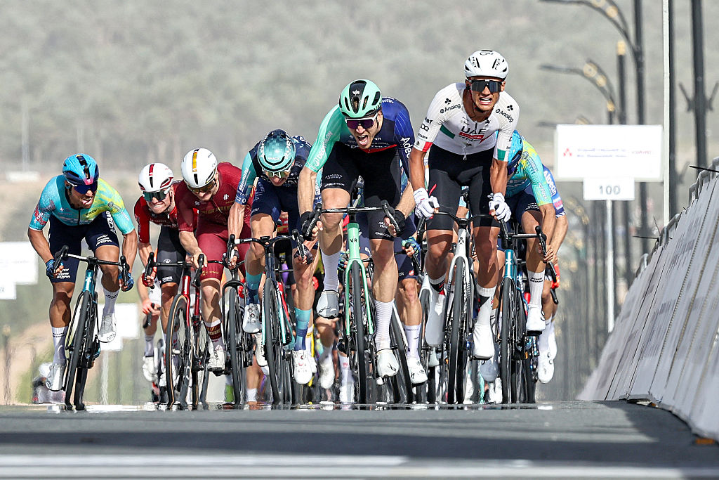Isaac del Toro perdió tiempo en la crono por equipos del Tour Auvergne – Rhône-Alpes Isaac del Toro ataca con UAE Team Emirates-XRG durante el UAE Tour 2026