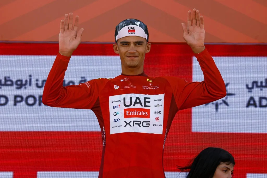 Isaac Del Toro: la historia del mexicano que se forjó hasta ser una estrella mundial Isaac Del Toro con el maillot rojo del UAE Tour 2026