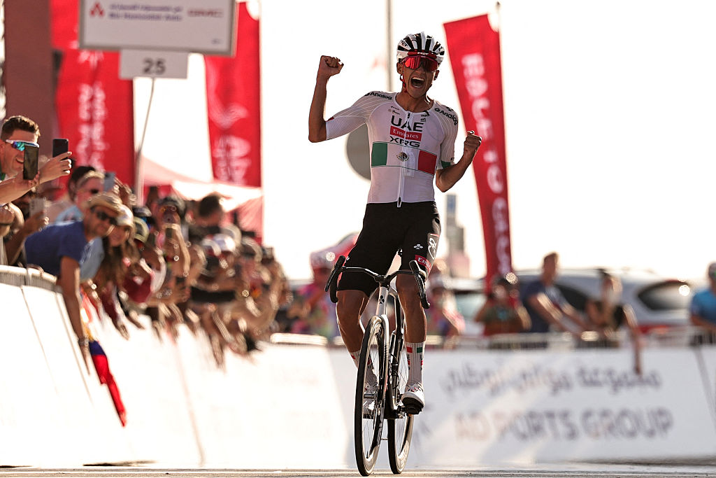 Isaac del Toro celebra una victoria con UAE Team Emirates-XRG en 2026