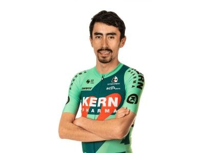 Iván Ramiro Sosa con el uniforme del Equipo Kern Pharma