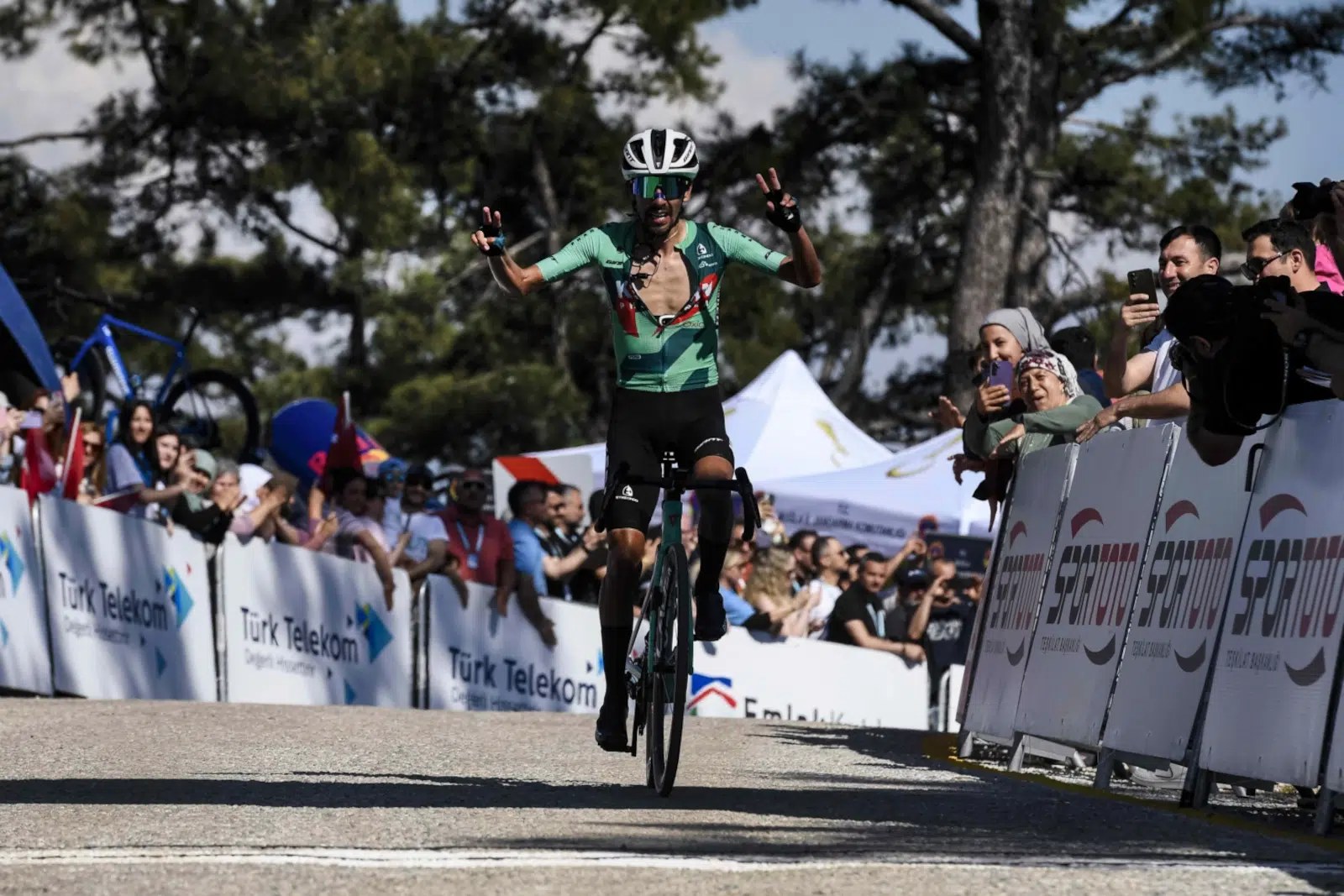 Iván Ramiro Sosa podría volver al WorldTour y con este gran equipo, ¿se dará? Iván Ramiro Sosa celebrando una victoria con Equipo Kern Pharma en 2026