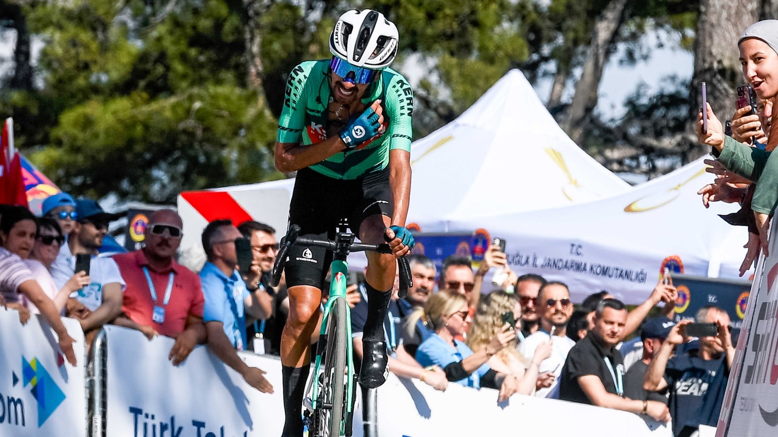 Iván Sosa con Equipo Kern Pharma en 2026 antes de la Mercan'Tour Classic Alpes-Maritimes