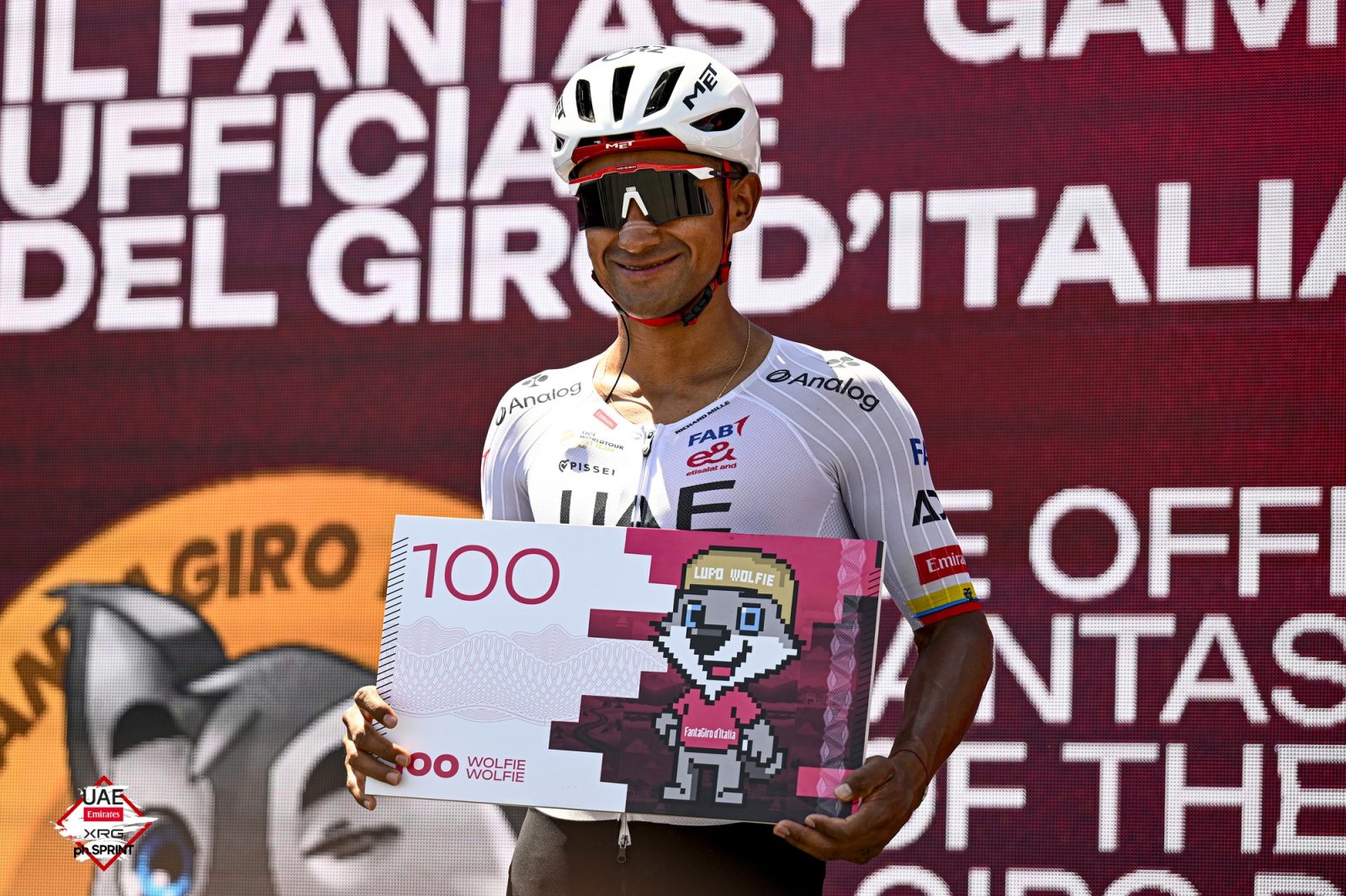 Jhonatan Narváez en un podio con el UAE Team Emirates-XRG